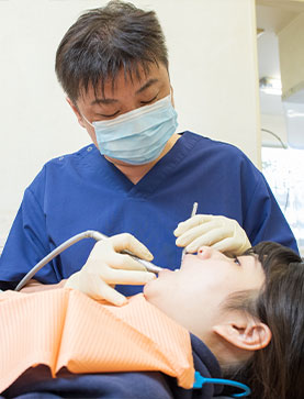 口腔外科技術を持った歯科医が担当